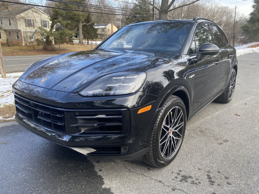 A three-quarter profile of the Porsche Cayenne E‑Hybrid.