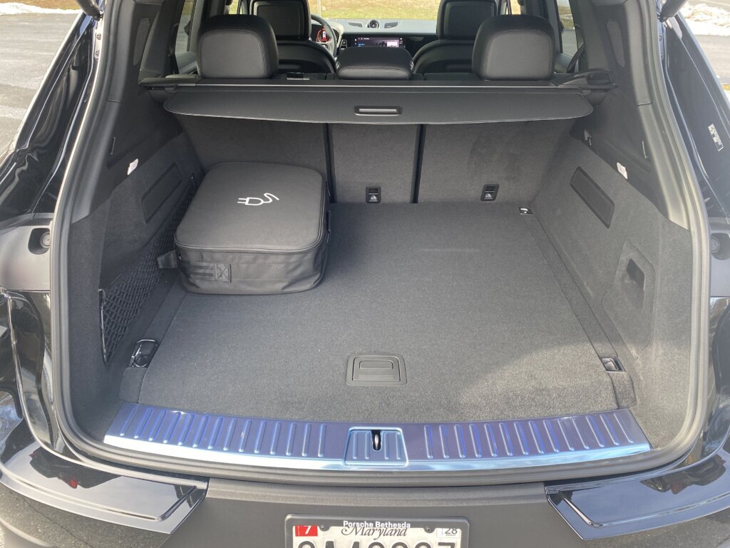 The trunk space of the Porsche Cayenne E‑Hybrid.