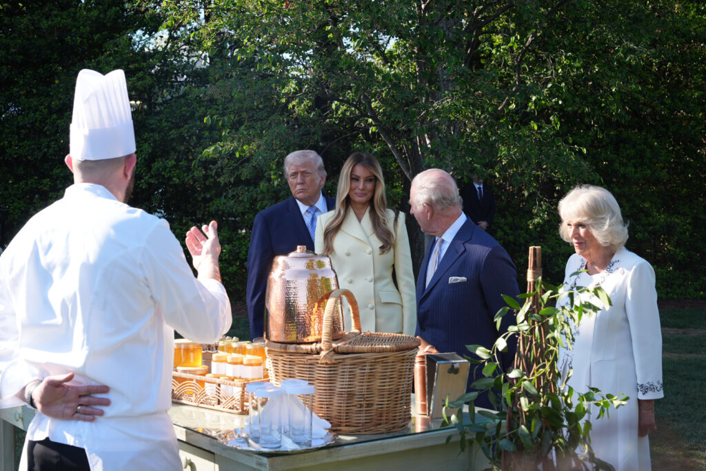 President Donald Trump and first lady Melania Trump and Britain's King Charles III and Queen Camilla talk with White House assistant pastry chef Carlo Figarella as they look at a display at the White House garden on the South Lawn of the White House, Monday, April 27, 2026, in Washington. (AP Photo/Alex Brandon, Pool)