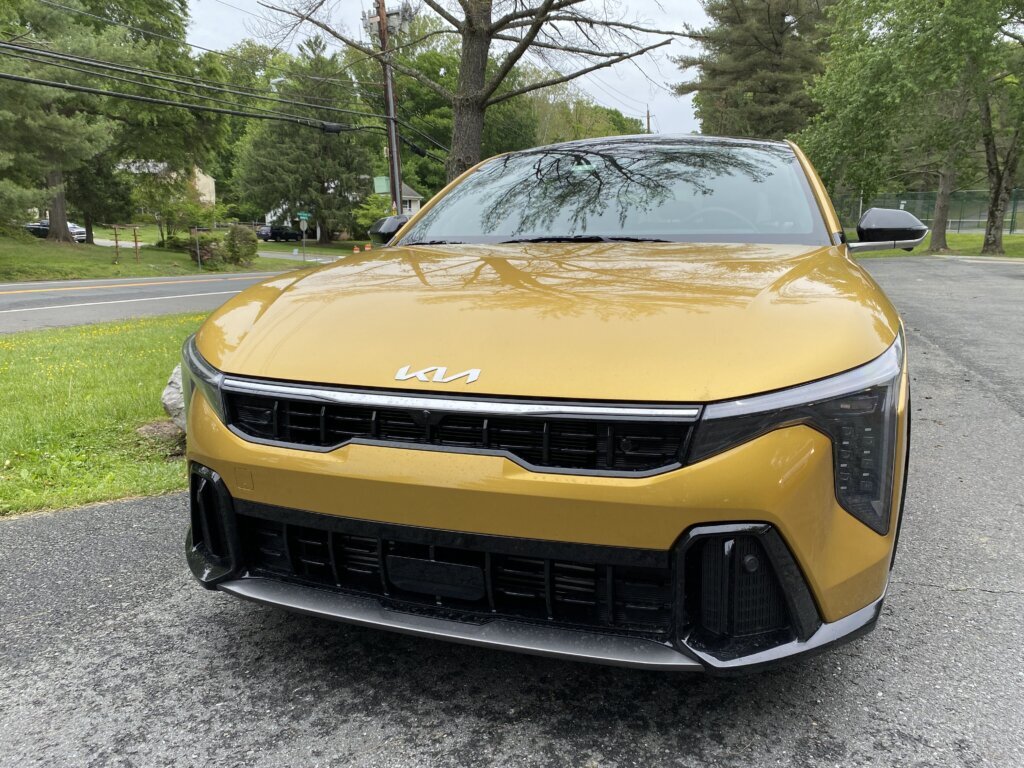 This Kia K4 Hatchback dazzles in its optional sparkling yellow paint, but it offers functionality as well.